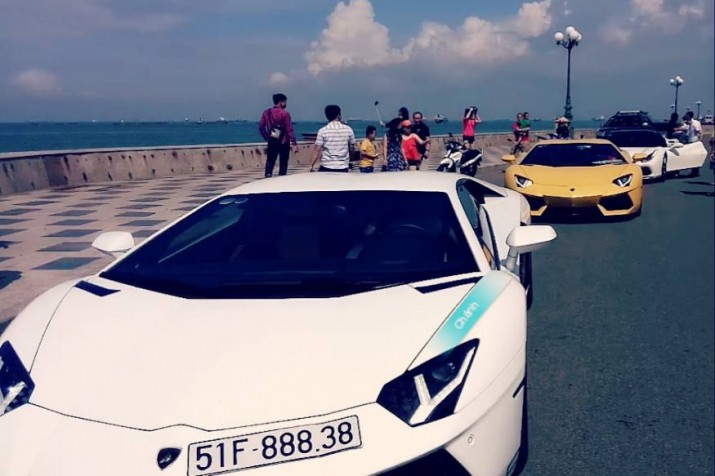 Vào cuối tuần qua,  thiếu gia siêu xe Cường Đô la cầm lái "siêu ngựa" Ferrari 488 GTB màu trắng muốt cùng hai "siêu bò" khác là Lamborghini Aventador LP700-4 màu trắng và vàng nổi bật nối đuôi nhau kéo về biển Vũng Tàu thu hút sự chú ý của cộng đồng mạng.